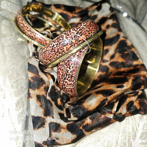 Silk Scarf approx. 60" x 20 inches, 5 matching bangles, Leopard Print, NWT - Picture 5 of 6